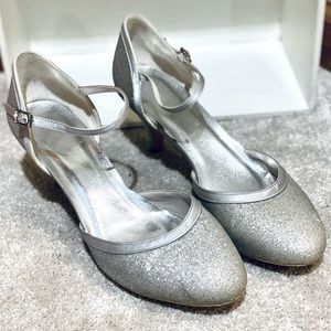 Unknown Brand of Women’s Champagne/Silver Glitter Dress Shoes